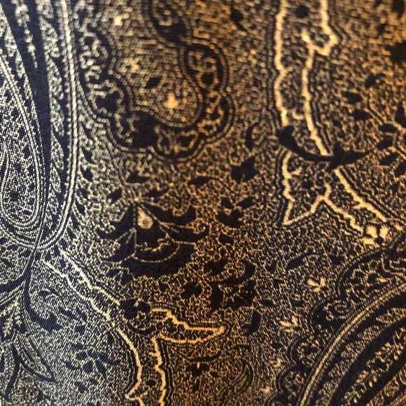 Luxurious Classic Knotted Fringed Paisley Pattern Scarf in Black + Gold Size OS - Picture 3 of 4